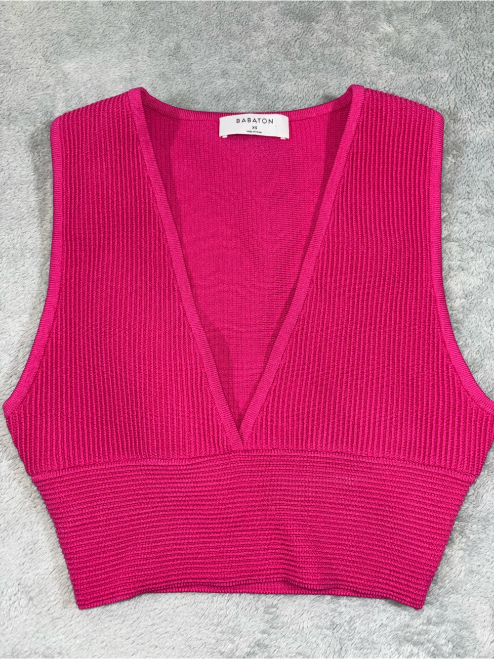 Aritzia Babaton Sculpt Knit V-Neck Cropped Tank Top Pink Fuchsia XS